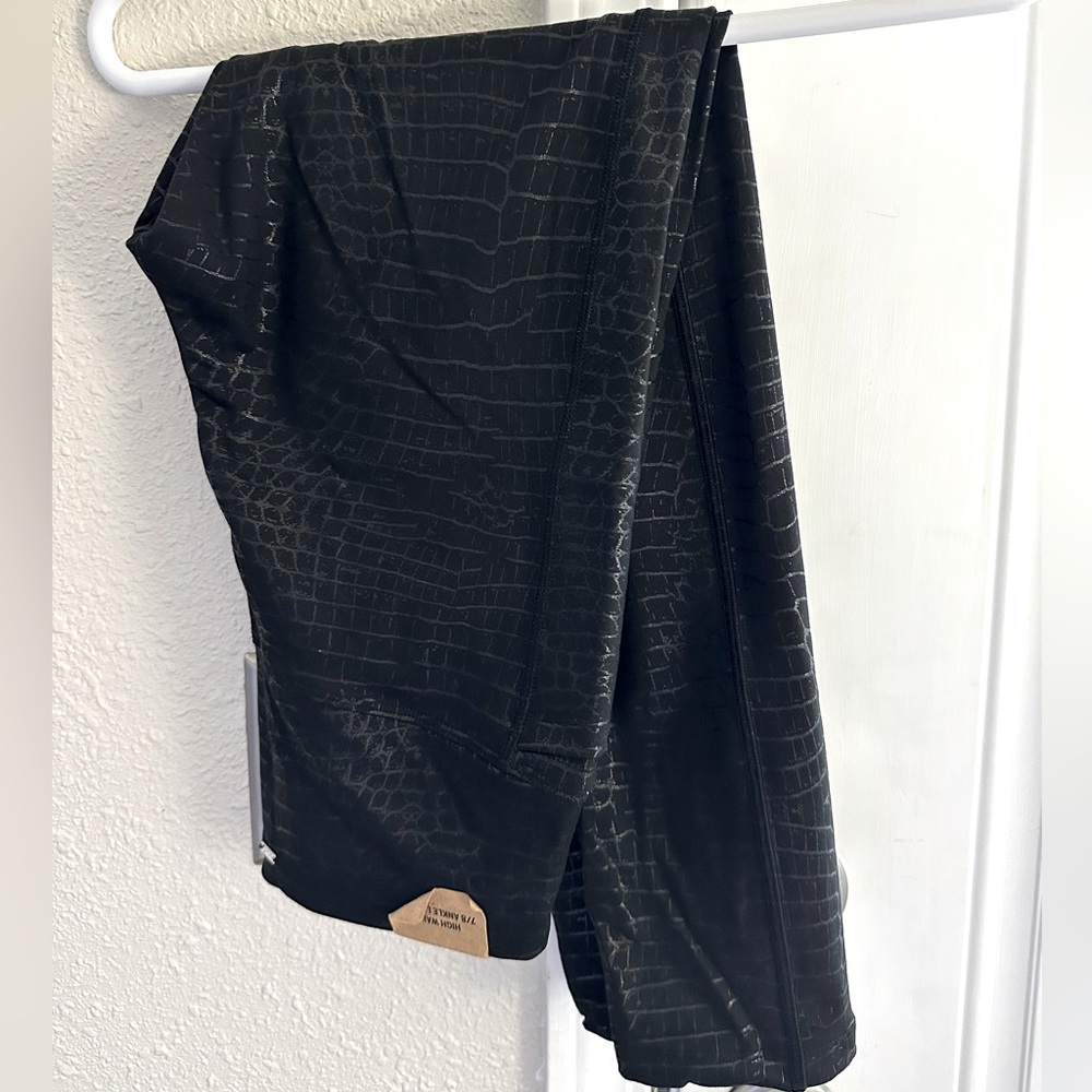 NWT 🐈‍⬛ Victoria’s Secret “Pink” Glossy Print Black Leggings.